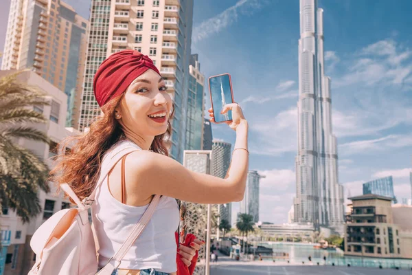 Dubai Şehir Merkezinde Seyahat Blogu Için Fotoğraf Çeken Mutlu Asyalı — Stok fotoğraf