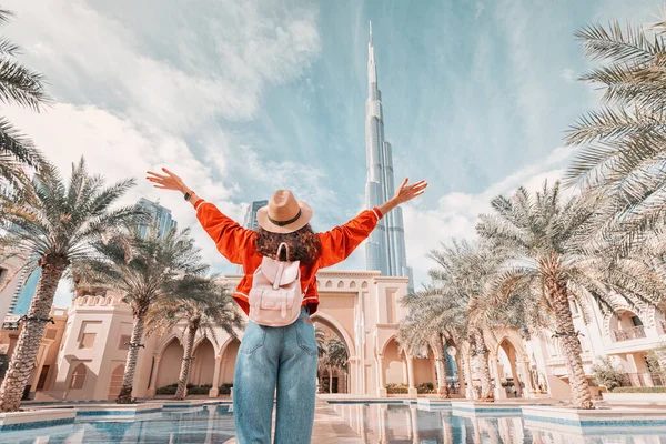 Arkadan Burj Halife Dubai Siluetinin Inanılmaz Manzarasını Izlerken Gezgin Kızın — Stok fotoğraf