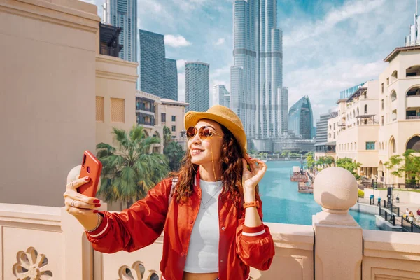 Glückliches Asiatisches Touristenmädchen Das Selfie Fotos Für Ihren Reiseblog Macht — Stockfoto