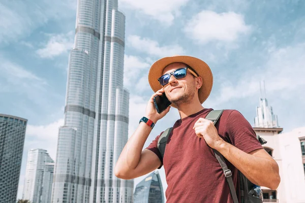 Щасливий Чоловік Капелюсі Який Розмовляє Мобільному Телефону Дубаї Проти Знаменитого — стокове фото