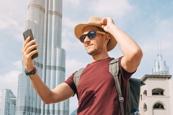 Feliz Turista Viajero Masculino Tomando Fotos Selfie Para Blog Viajes —  Fotos de Stock