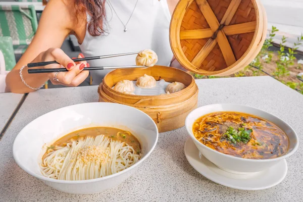 Çubuklu Kız Çin Yemeği Xiaolongbao Köftesi Restorandaki Diğer Yemekleri Yiyor — Stok fotoğraf