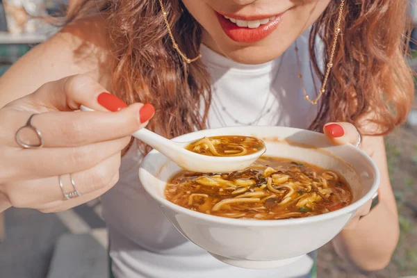 Restoranda Sıcak Ekşi Çin Yemeği Taze Malzemeli Tayvan Baharatlı Çorba — Stok fotoğraf