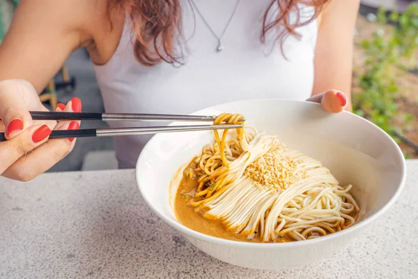 Doğu Lokantasında Yemek Çubuklarıyla Çin Eriştesi Yiyen Bir Kız Geleneksel — Stok fotoğraf