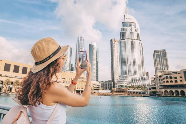 Щаслива Азіатська Дівчина Фотографує Свій Подорожній Блог Дубаї Тлі Хмарочосів — стокове фото