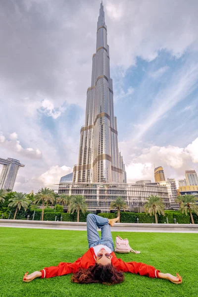 Mutlu Komik Kız Çimenlerde Uzanıyor Dubai Bae Deki Görkemli Burj — Stok fotoğraf