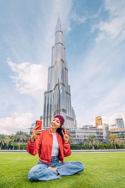 Feliz Turista Menina Asiática Tirar Fotos Selfie Para Seu Blog — Fotografia de Stock