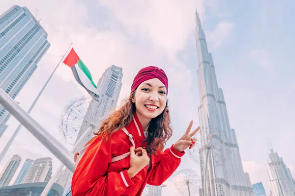 Szczęśliwy Azjatycki Dziewczyna Turysta Pozowanie Przeciwko Emiratom Arabskim Flagi Kultowego — Zdjęcie stockowe
