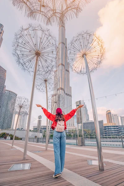 Ledna 2023 Dubaj Spojené Arabské Emiráty Šťastná Asijská Cestovatelka Pózující — Stock fotografie