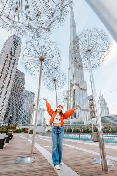 Joyeux Voyageur Asiatique Fille Posant Contre Emblématique Gratte Ciel Burj — Photo
