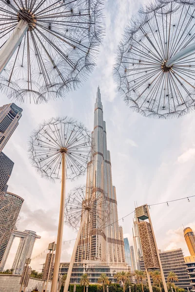 Січня 2023 Дубай Оае Знаменита Бурдж Халіфа Хмарочос Скульптура Танделіона — стокове фото