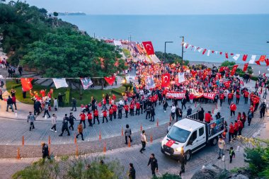 19 Mayıs 2023, Antalya, Türkiye: Gençlik ve Spor Günü ve Atatürk kutlamaları sırasında kentte Türk bayraklarıyla meşale geçidi