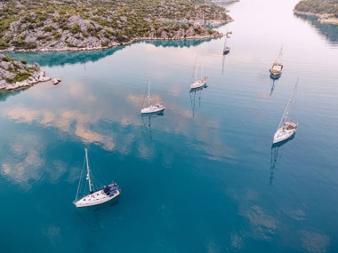 Birçok yat ve yelkenli tekneli deniz manzarası