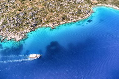Birçok yat ve yelkenli tekneli deniz manzarası