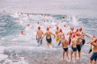 28 Mayıs 2023, Antalya, Türkiye: çocuklar ve gençler açık deniz yüzme yarışmalarına katıldılar
