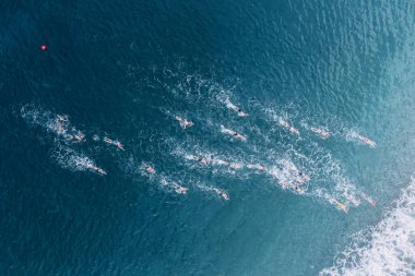 Açık deniz yüzme müsabakalarında sporcuların hava görüntüsü