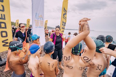 28 Mayıs 2023, Antalya, Türkiye: Koç çocuklara açık denizde yüzen spordan önce eğitim veriyor