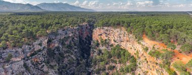 Antalya, Türkiye 'de Deep Gorge ve Canyon Kapuz. Doğal manzaranın havadan görünüşü