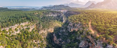 Antalya, Türkiye 'de Deep Gorge ve Canyon Kapuz. Doğal manzaranın havadan görünüşü