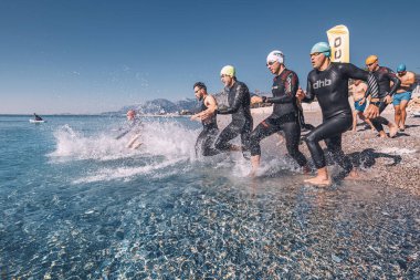 30 Nisan 2023, Antalya, Türkiye: Sporcular ve amatör erkekler açık deniz yüzme yarışmalarına başladılar