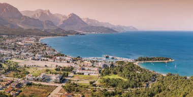 Kemer tatil köyü ve Akdeniz 'in havadan görünüşü