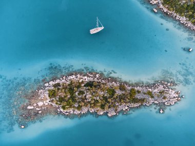 Yat ve yelkenli tekneli deniz manzarası