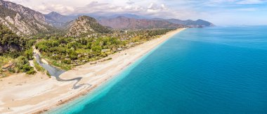 Türkiye 'nin Olimpos antik kenti yakınlarındaki popüler ve ünlü Cirali (Chirali) plajının havadan görünüşü