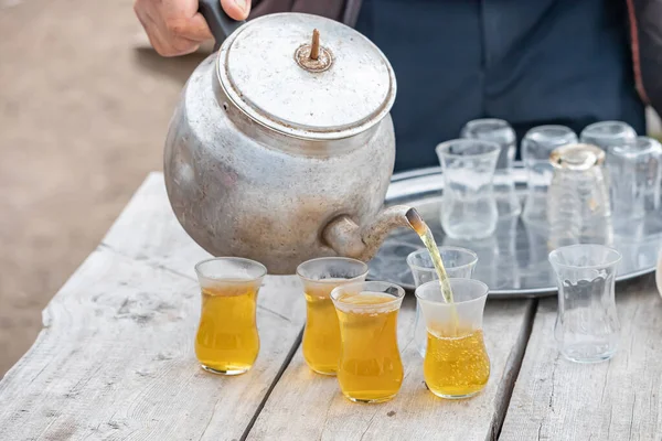 Herbata Ziołowa Zalana Tureckimi Szklankami Wiosce — Zdjęcie stockowe
