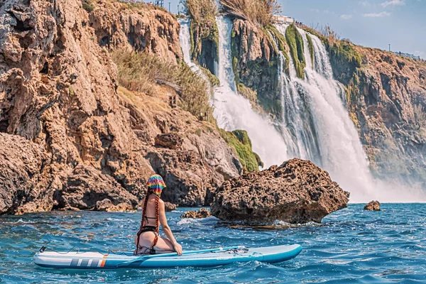 Menina Feliz Uma Placa Sup Perto Enorme Cachoeira Duden Antalya — Fotografia de Stock