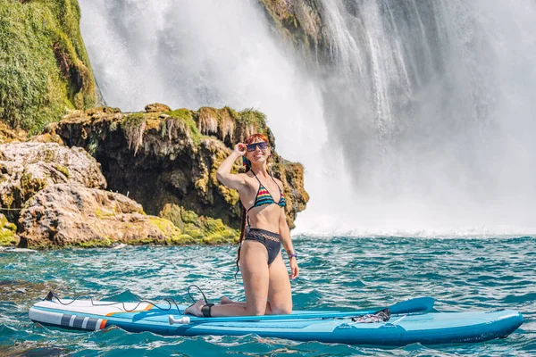 Chica Feliz Tablero Sup Cerca Enorme Cascada Duden Antalya Turquía — Foto de Stock