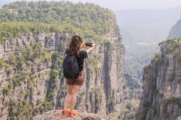 快乐的旅行女孩站在土耳其塔齐峡谷的顶部 自拍自拍 旅游景点和目的地 — 图库照片