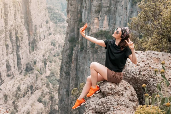 快乐的旅行女孩站在土耳其塔齐峡谷的顶部 自拍自拍 旅游景点和目的地 — 图库照片
