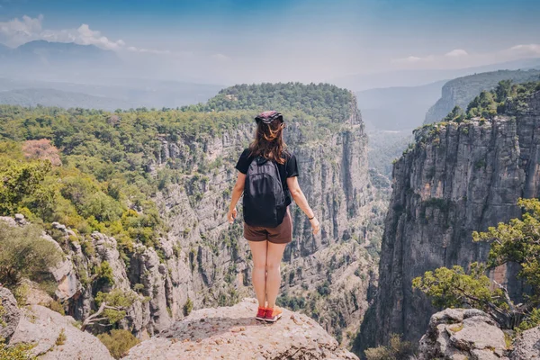 Menina Viajante Feliz Cima Desfiladeiro Tazi Turquia Atrações Turísticas Destinos — Fotografia de Stock