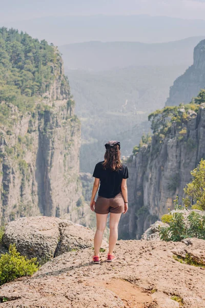 Türkiye Deki Tazi Kanyonu Nun Tepesinde Duran Mutlu Gezgin Kız — Stok fotoğraf