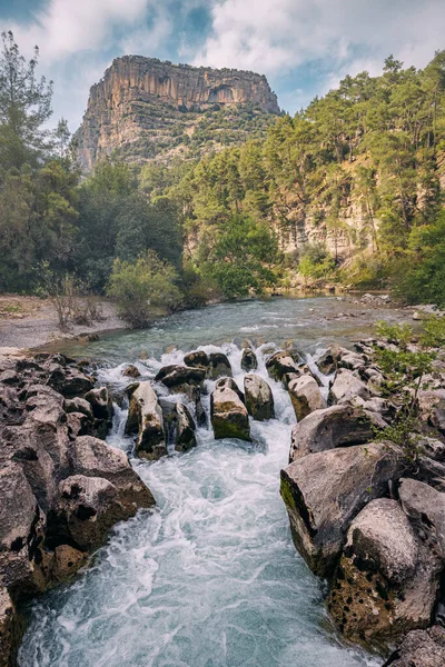 Вузька Ущелина Бурхливою Гірською Річкою Мальовничими Порогами — стокове фото