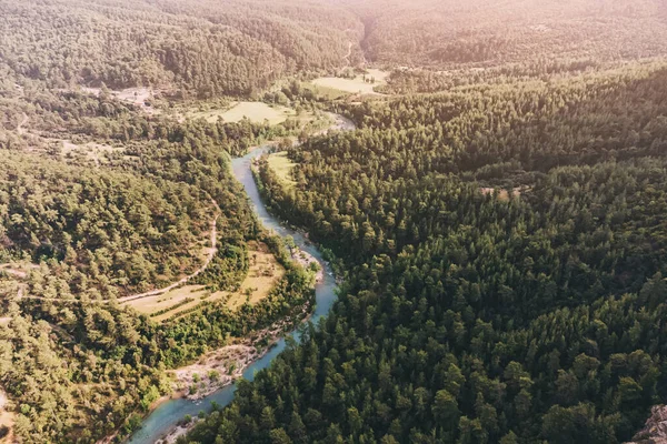 Flygfoto Över Azurblå Slingrande Flod Djup Ravin Omgiven Fridfull Skog — Stockfoto