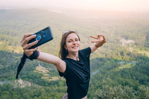 Dívka Cestování Blogger Selfie Fotky Pro Její Sociální Sítě Následovníků — Stock fotografie