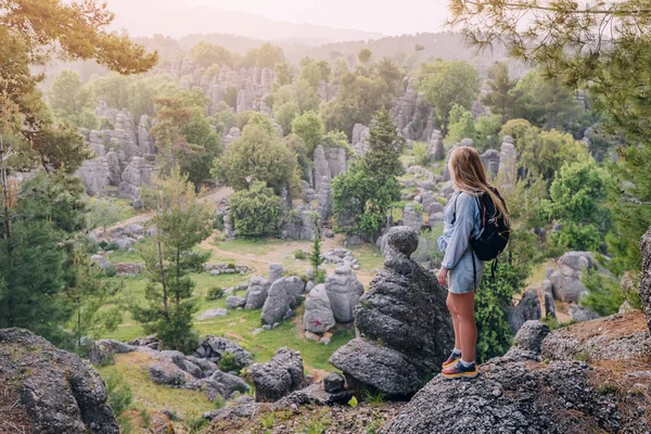 图基耶 阿尔廷卡亚 一个快乐的旅行女孩站在岩石悬崖顶上 看到石头残渣 旅游景点和目的地 — 图库照片