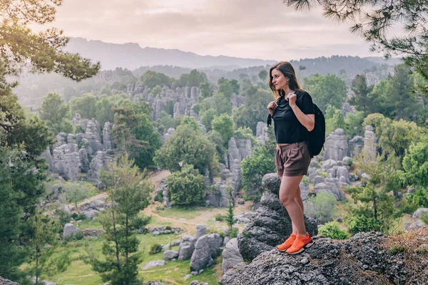 Счастливая Путешественница Стоящая Вершине Скалы Видом Каменные Остатки Алтинской Туркие — стоковое фото