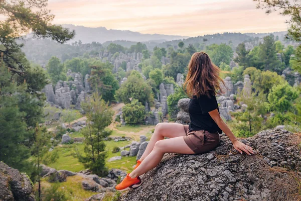 Türkiye Nin Altinkaya Kentindeki Kayalıklarda Oturan Mutlu Gezgin Kız Turistik — Stok fotoğraf