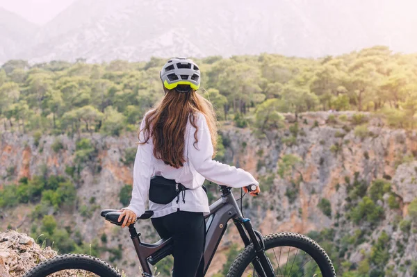 Hübsches Mädchen Auf Einem Modernen Elektro Mountainbike Mit Blick Auf — Stockfoto