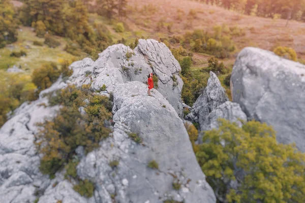 Uçurumun Tepesinde Kırmızı Elbiseli Bir Kızın Romantik Hava Fotoğrafı Bir — Stok fotoğraf
