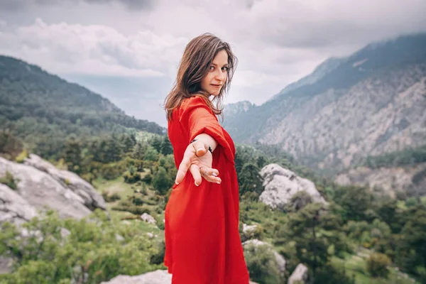 Слідом Мною Дівчина Червоній Сукні Скелі Захоплюється Видом Гірську Ущелину — стокове фото