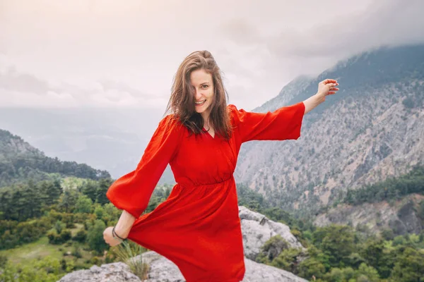 Uçurumun Tepesinde Kırmızı Elbiseli Bir Kızın Romantik Hava Fotoğrafı Bir — Stok fotoğraf