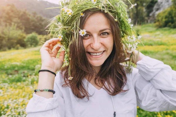 Papatya Çiçekli Mutlu Kız Doğal Çayır Çelengi — Stok fotoğraf
