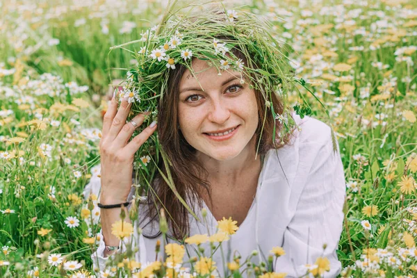 Щаслива Дівчина Ромашковому Квітковому Вінку Природному Лузі Відкритому Повітрі — стокове фото