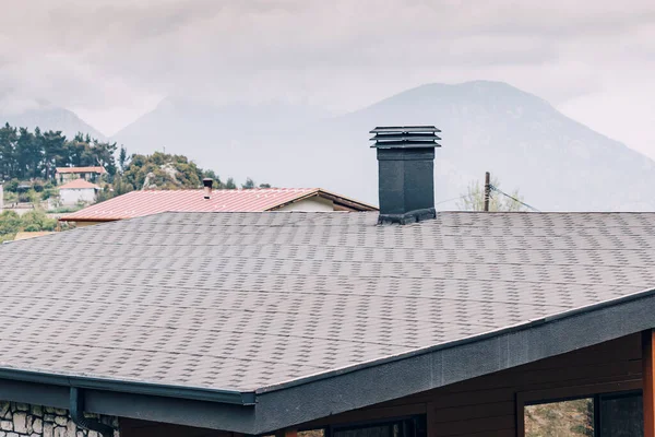 村子里用管子盖的现代房屋屋顶 — 图库照片