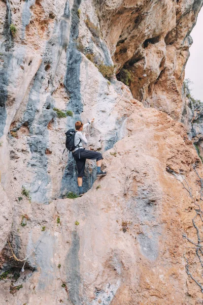 Dağlarda Büyük Bir Uçurumda Iple Tırmanan Yalnız Bir Adam — Stok fotoğraf