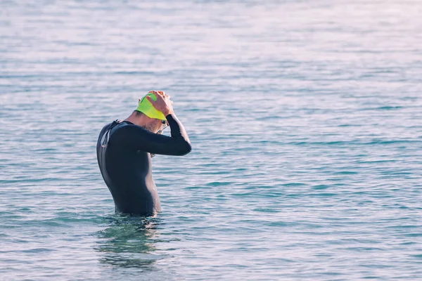 トレーニング中の男性アスリートプロ水泳や公海上での競争 — ストック写真
