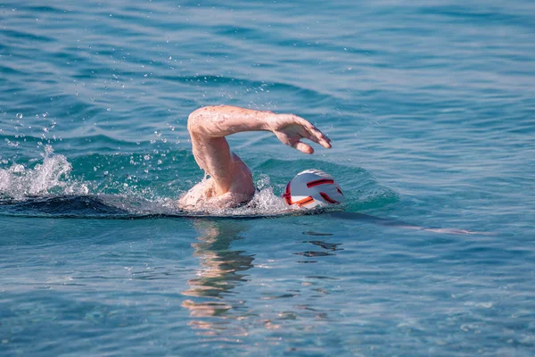 トレーニング中の男性アスリートプロ水泳や公海上での競争 — ストック写真